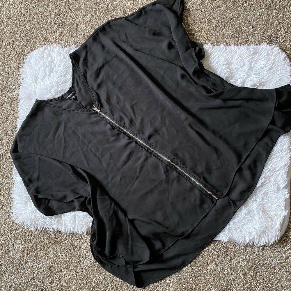 TORRID Black Zip Front Flowy Lightweight Top Size 00‎